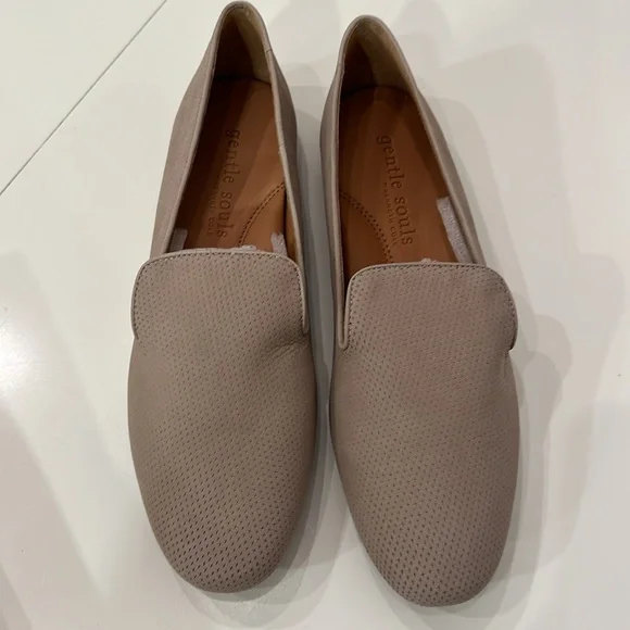 Gentle Souls by Kenneth Cole Women's Eugene 2 Perf Loafer Flat multiple sizes - Picture 2 of 7